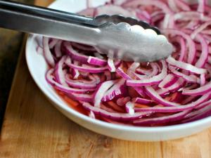 Най-успешните рецепти за маринован лук: за предястия и салати