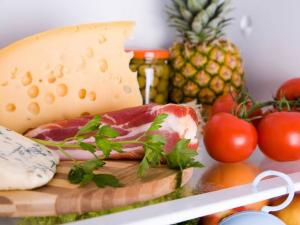 What is the expiration date for different types of cheese?