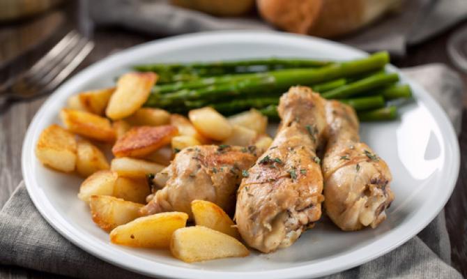الدجاج مع البطاطس المخبوزة في طباخ بطيء: أفضل الوصفات صلصة الدجاج والبطاطس في طباخ بطيء
